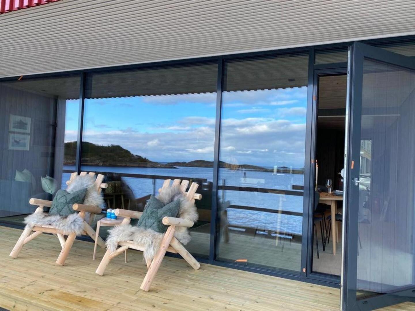 Waterfront Apartment With Panoramic Sea View Henningsvær Extérieur photo